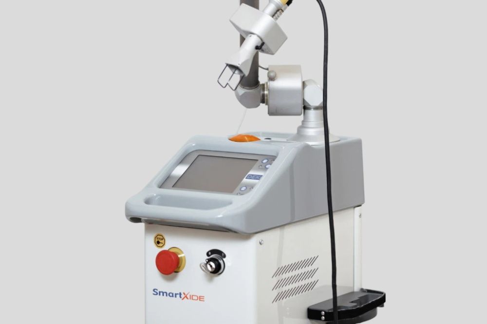 Аппарат для лазерной шлифовки кожи борется с растяжками на теле Аппарат для лазерной шлифовки кожи борется с растяжками на теле