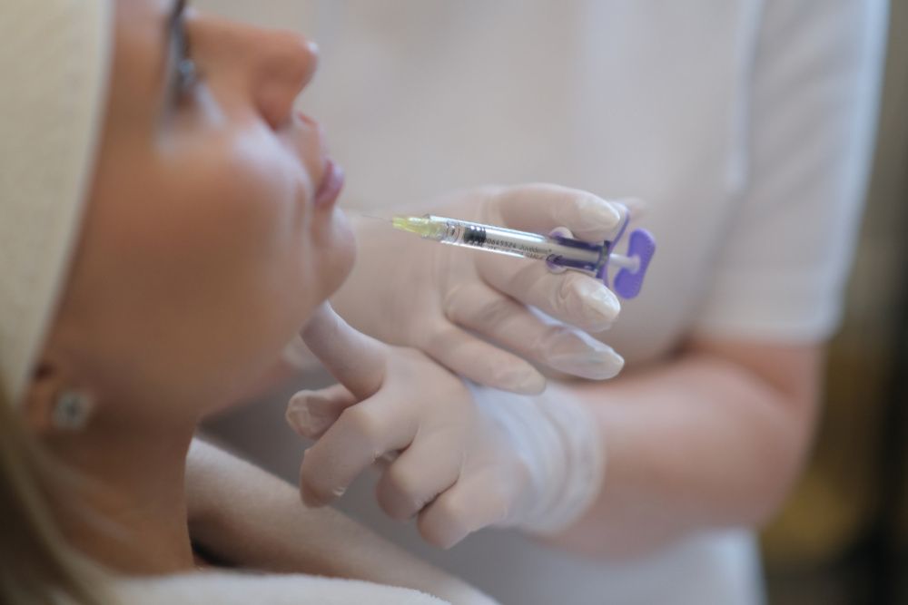 Процедура контурной пластики средней трети лица